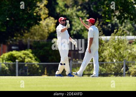 November 2020. Benalla Bushrangers A Reserves nehmen die Wangaratta Rovers im Benalla Gardens Oval in Anspruch. Stockfoto