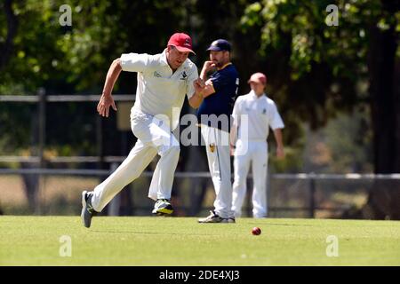 November 2020. Benalla Bushrangers A Reserves nehmen die Wangaratta Rovers im Benalla Gardens Oval in Anspruch. Stockfoto