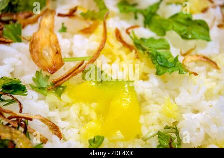 Ghee Verbreitung auf Kerala Special Biryani. Hintergrund. Nahaufnahme der Makroaufnahme Stockfoto