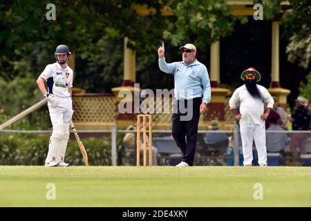 November 2020. Benalla Bushrangers A Reserves nehmen die Wangaratta Rovers im Benalla Gardens Oval in Anspruch. Stockfoto