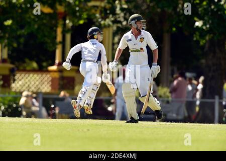 November 2020. Benalla Bushrangers A Reserves nehmen die Wangaratta Rovers im Benalla Gardens Oval in Anspruch. Stockfoto