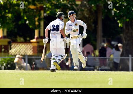 November 2020. Benalla Bushrangers A Reserves nehmen die Wangaratta Rovers im Benalla Gardens Oval in Anspruch. Stockfoto