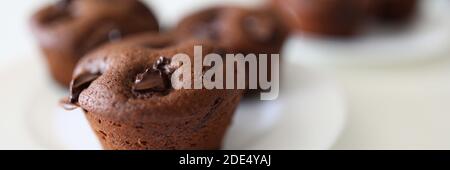 Nahaufnahme, auf weißem Teller sind Schokoladenmuffins Stockfoto