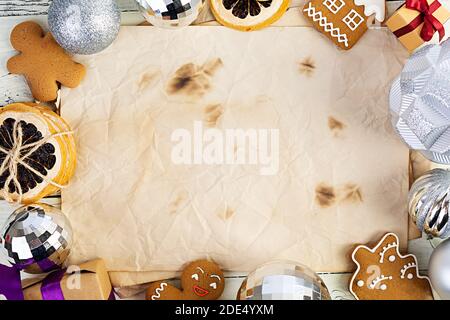 Weihnachten Süßigkeiten, Ingwer Cookies auf Holz- Hintergrund. Weihnachten Hintergrund Stockfoto