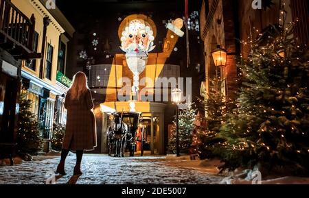 Mitarbeiter Millie Carroll blickt auf "Weihnachten im York Castle Museum" im York Castle Museum in York sieht die Veranstaltung Kirkgate, die berühmte viktorianische Straße des Museums, die von Schnee verwandelt wurde, überdimensionale Dekorationen und großformatige Projektionen, die Figuren aus dem Nussknacker zum Leben erwecken. Stockfoto