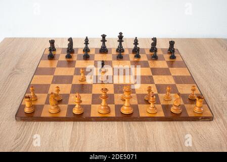 Schachbrett mit Stücken. Die Anordnung der Stücke stammt von einer Öffnung, die als Queen's Gambit bekannt ist. Stockfoto
