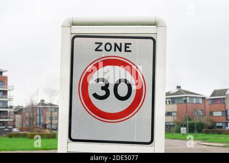 Schild mit „Zone 30“, das die Geschwindigkeitsbegrenzung im anzeigt Bestimmter Bereich Stockfoto