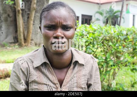 Irine Akinyi, 28 Jahre alt, Opfer einer Bleivergiftung im Dorf Uwino Uhuru in Changamwe nach einem Interview mit der Presse. Sie leidet an Nieren- und Schilddrüsenproblemen als Folge einer Bleivergiftung durch eine Bleibatterieschmelzfirma in ihrer Nachbarschaft. Das Unternehmen wurde bisher geschlossen, aber der Schaden, der zurückgelassen wurde, war tödlich. In einem Landmark-Urteil Anfang dieses Jahres wurden die Regierung und die beiden privaten Investoren angewiesen, den Opfern 1.3 Milliarden Ksh zu zahlen, was 12 Millionen USD als Entschädigung entspricht, eine Angelegenheit, die die Regierung durch den Generalstaatsanwalt beschwichtigt hat Stockfoto