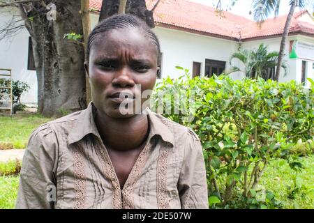 Irine Akinyi, 28 Jahre alt, Opfer einer Bleivergiftung im Dorf Uwino Uhuru in Changamwe nach einem Interview mit der Presse. Sie leidet an Nieren- und Schilddrüsenproblemen als Folge einer Bleivergiftung durch eine Bleibatterieschmelzfirma in ihrer Nachbarschaft. Das Unternehmen wurde bisher geschlossen, aber der Schaden, der zurückgelassen wurde, war tödlich. In einem Landmark-Urteil Anfang dieses Jahres wurden die Regierung und die beiden privaten Investoren angewiesen, den Opfern 1.3 Milliarden Ksh zu zahlen, was 12 Millionen USD als Entschädigung entspricht, eine Angelegenheit, die die Regierung durch den Generalstaatsanwalt beschwichtigt hat Stockfoto