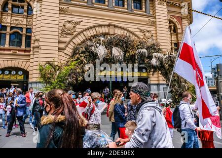 Melbourne, Australien. November 2020. Demonstranten versammeln sich auf dem Föderationsplatz, während sie an der Demonstration teilnehmen. Tausende von Menschen gingen auf die Straßen von Melbourne, um gegen den wiedergewählten Präsidenten von Belarus Alexander Lukaschenko zu protestieren. Kredit: SOPA Images Limited/Alamy Live Nachrichten Stockfoto