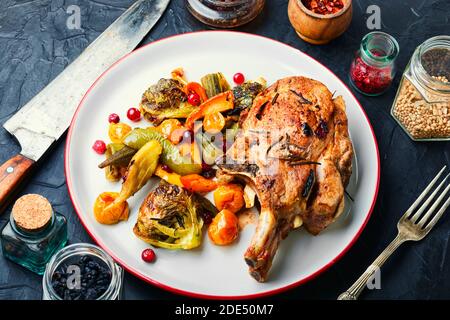 Gegrilltes Gebratenes Schweinefleisch auf dem Teller.gebackenes Fleisch mit verschiedenen Gemüse Stockfoto