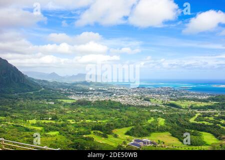Schöne Sicht auf Kaneohe von oben gesehen Pali Blick auf den Ozean und die Stadt Kaneohe Stockfoto