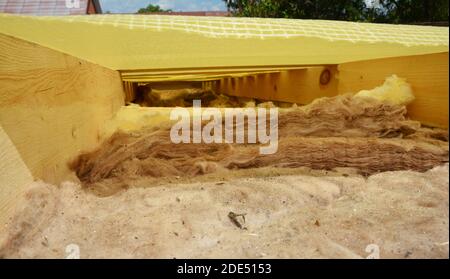 Mineralwolldämmschichten, Mineralwolldämmung für Dachdämmung, Dachdämmung. Stockfoto