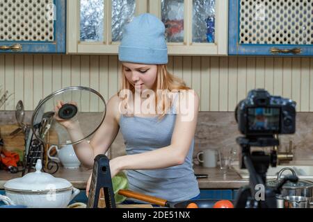 Nettes Teenager-Mädchen ist Dreharbeiten eine Kochshow Stockfoto