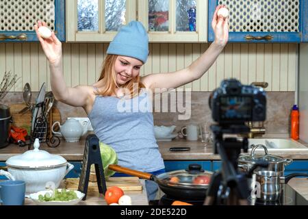 Nettes Teenager-Mädchen ist Dreharbeiten eine Kochshow Stockfoto