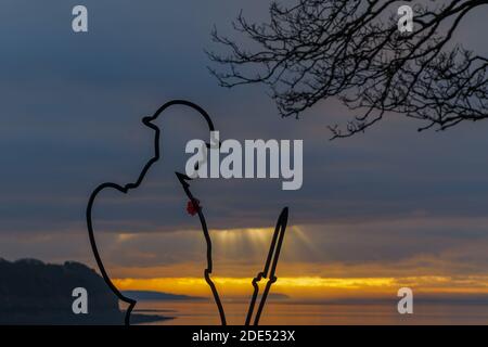 Tommy Silhouette gegen einen dunklen Himmel bei Sonnenuntergang Stockfoto