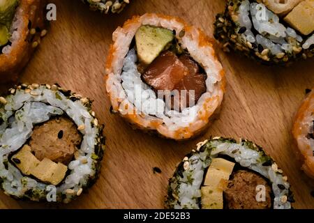 Frische und Gourmet Sushi Maki-Brötchen gefüllt mit Wildlachs Sashimi Stockfoto