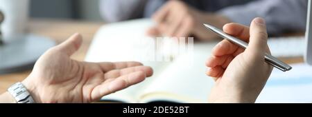 Zwei Geschäftspartner diskutieren über ihr neues Projekt Stockfoto