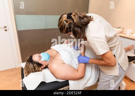 Physiotherapeut, der Behandlung mit trockener Nadelakupunktur dem Patienten in gibt Die Hände Stockfoto