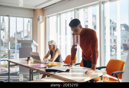 Ein Referent bei einer Unternehmensbesprechung in einer Arbeitsatmosphäre. Menschen, Arbeit, Unternehmen, Geschäftskonzept. Stockfoto