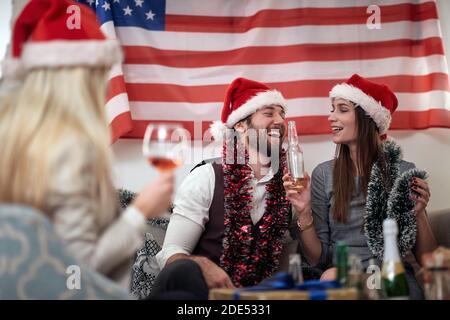 Junge Menschen feiern Neujahr nach den amerikanischen Wahlen im november 2020 Stockfoto