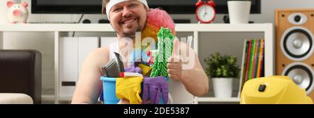 Positive erfreut übergewichtigen Mann zu Hause Stockfoto
