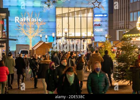 Einkaufsstraße Einkaufszentrum Rathaus Galerie, Einkaufsstraße, Fußgängerzone, voll, viele Menschen einkaufen, einige Masken tragen, während der zweiten l Stockfoto