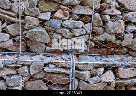 Stützsteinwand in metallischem Netz, Textur für Ihr Design Stockfoto