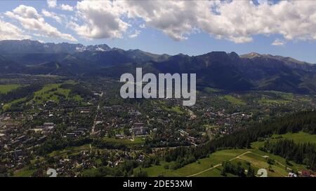 Polnische Stadt Zakopane und der Blick auf Gubalowka Berg mit flauschigen Wolken darüber. Hochwertige Fotos Stockfoto