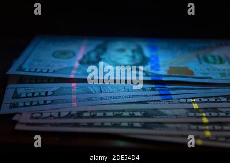 100 Dollar Banknot Währung in UV-Lichtschutz.Dollar in UV Licht.Geld aus der Nähe prüfen Stockfoto