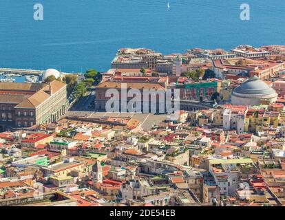 Neapel, eine der schönsten Städte Europas, ist seit 1995 zum UNESCO-Weltkulturerbe ernannt worden. Hier die Stadt von Certosa aus gesehen Stockfoto