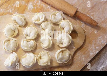 Ungekochte russische Pelmeni auf Holz Schreibtisch Hintergrund hausgemachte Pelmeni Ravioli oder Knödel. Stockfoto