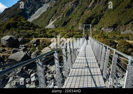 Erste Swing-Brücke auf Hooker Valley Track, Mt Cook National Park Stockfoto