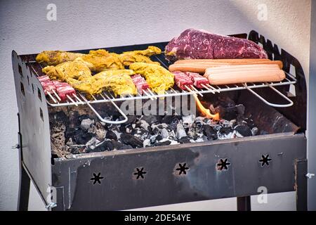 Verschiedene leckere gegrilltes Fleisch über die Kohlen auf Grill Stockfoto