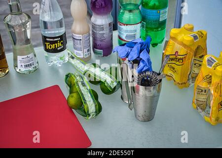 Mailand, Italien, 19. September 2020: Cocktailshaker aus Edelstahl mit Zutaten für Mojito und Caipirinha-Cocktails Stockfoto