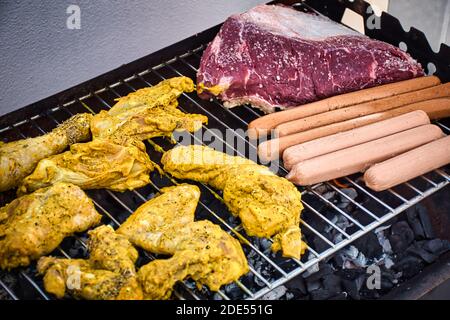 Verschiedene leckere gegrilltes Fleisch über die Kohlen auf Grill Stockfoto