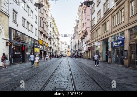 Brno, Moravia, Tschechische Republik - September 12 2020: Masarykova Straße in Brno, die Haupteinkaufsstraße im Stadtzentrum. Stockfoto