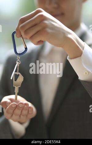 Geschäftsmann mit Schlüsselring und Schlüssel Stockfoto