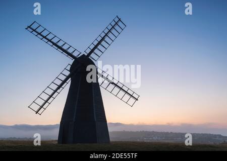 England, West Sussex, Brighton, Rottingdean, Silhouette der Rottingdean Windmühle am Beacon Hill in Dawn Stockfoto