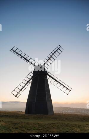 England, West Sussex, Brighton, Rottingdean, Silhouette der Rottingdean Windmühle am Beacon Hill in Dawn Stockfoto