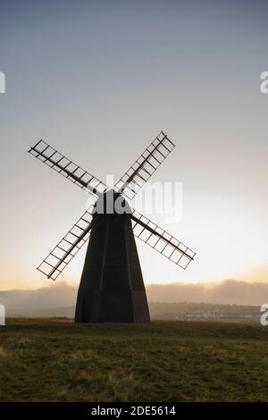 England, West Sussex, Brighton, Rottingdean, Silhouette der Rottingdean Windmühle am Beacon Hill in Dawn Stockfoto