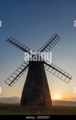 England, West Sussex, Brighton, Rottingdean, Silhouette der Rottingdean Windmühle am Beacon Hill in Dawn Stockfoto