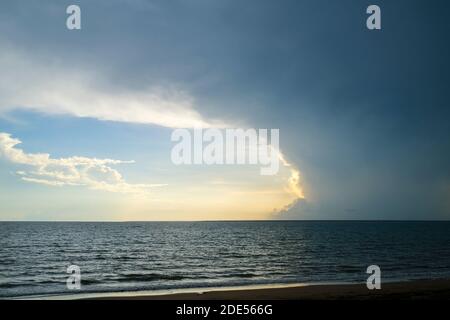 Eintreffender Sturm über dem Meer. Stockfoto