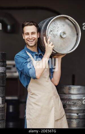 Produkte für die Biergärung und Mitarbeiter auf moderner Brauerei Stockfoto