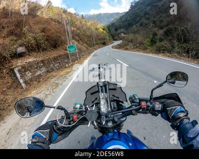 Biker geht die A-Straße in arunachal, Indien Stockfoto