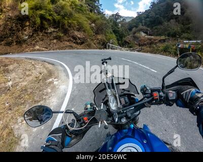 Biker geht die A-Straße in arunachal, Indien Stockfoto