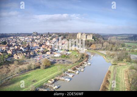 Luftaufnahme der historischen Stadt Arundel mit dem Schloss und dem Dom im Blick. Stockfoto