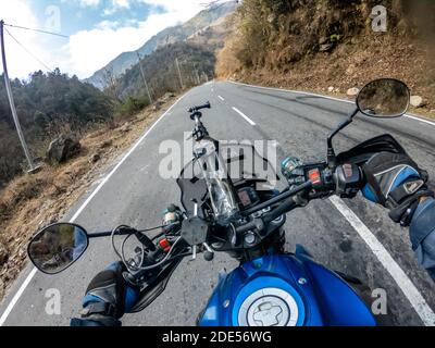 Biker geht die A-Straße in arunachal, Indien Stockfoto