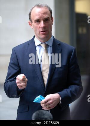 London, Großbritannien. November 2020. Außenminister Dominic Raab verlässt die BBC Studios, nachdem er auf der "Andrew Marr Show" zu sehen war. Kredit: Mark Thomas/Alamy Live Nachrichten Stockfoto