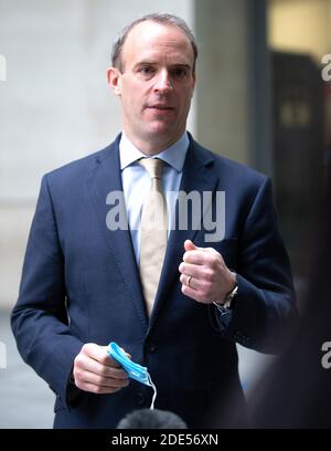 London, Großbritannien. November 2020. Außenminister Dominic Raab verlässt die BBC Studios, nachdem er auf der "Andrew Marr Show" zu sehen war. Kredit: Mark Thomas/Alamy Live Nachrichten Stockfoto